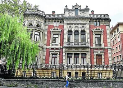 Imagen secundaria 1 - (1) El Puerto quiere modificar la calificación del Palacio Olabarri, que dejará de ser público, para que pueda convertirse en un hotel de 5 estrellas. (2) El colegio Ibaigane de Sarriko se convertirá en una residencia para universitarios de siete alturas. 