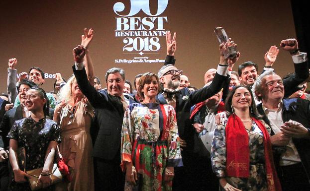 Massimo Botura levanta el premio en compañía de su esposa y flanqueado por Joan Roca, segundo de la lista.