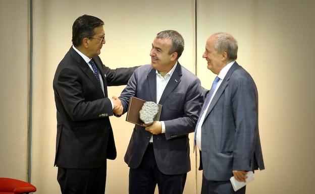 Enrique de Ybarra, presidente de EL CORREO y de la Fundación Vocento, entrega el premio a Lorenzo Silva junto a Fernando García de Cortázar.