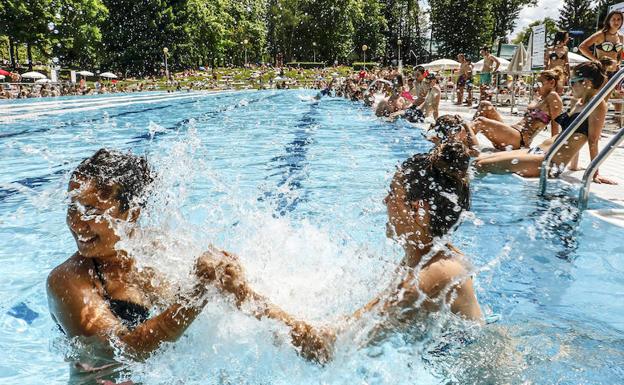 Las piscinas de Vitoria han registrado una notable afluencia de bañistas. 