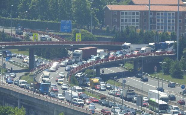 Imagen principal - Colosal atasco tras registrarse un choque múltiple en una zona de obras del puente Rontegi