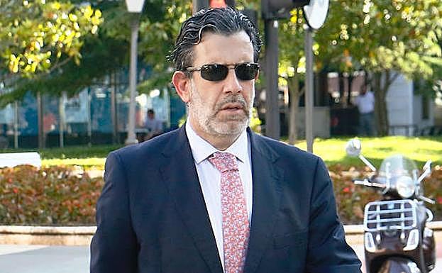 El fiscal jefe, Josu Izaguirre, se dirige a los juzgados.