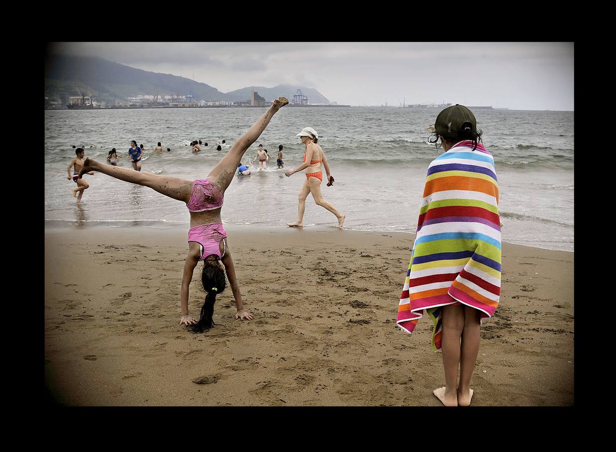 El sol ha brillado por su ausencia, pero la playa de Ereaga ha contado con varias decenas de bañistas este jueves