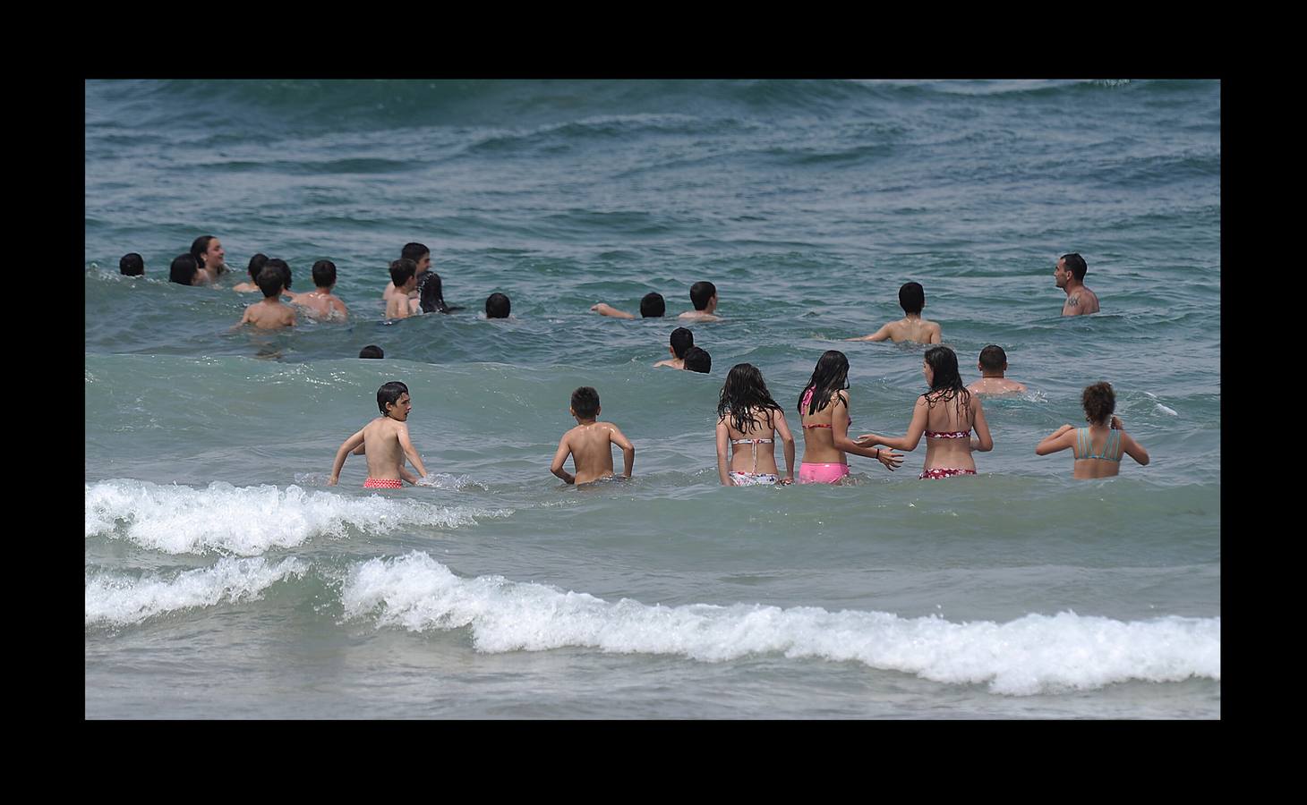 El sol ha brillado por su ausencia, pero la playa de Ereaga ha contado con varias decenas de bañistas este jueves