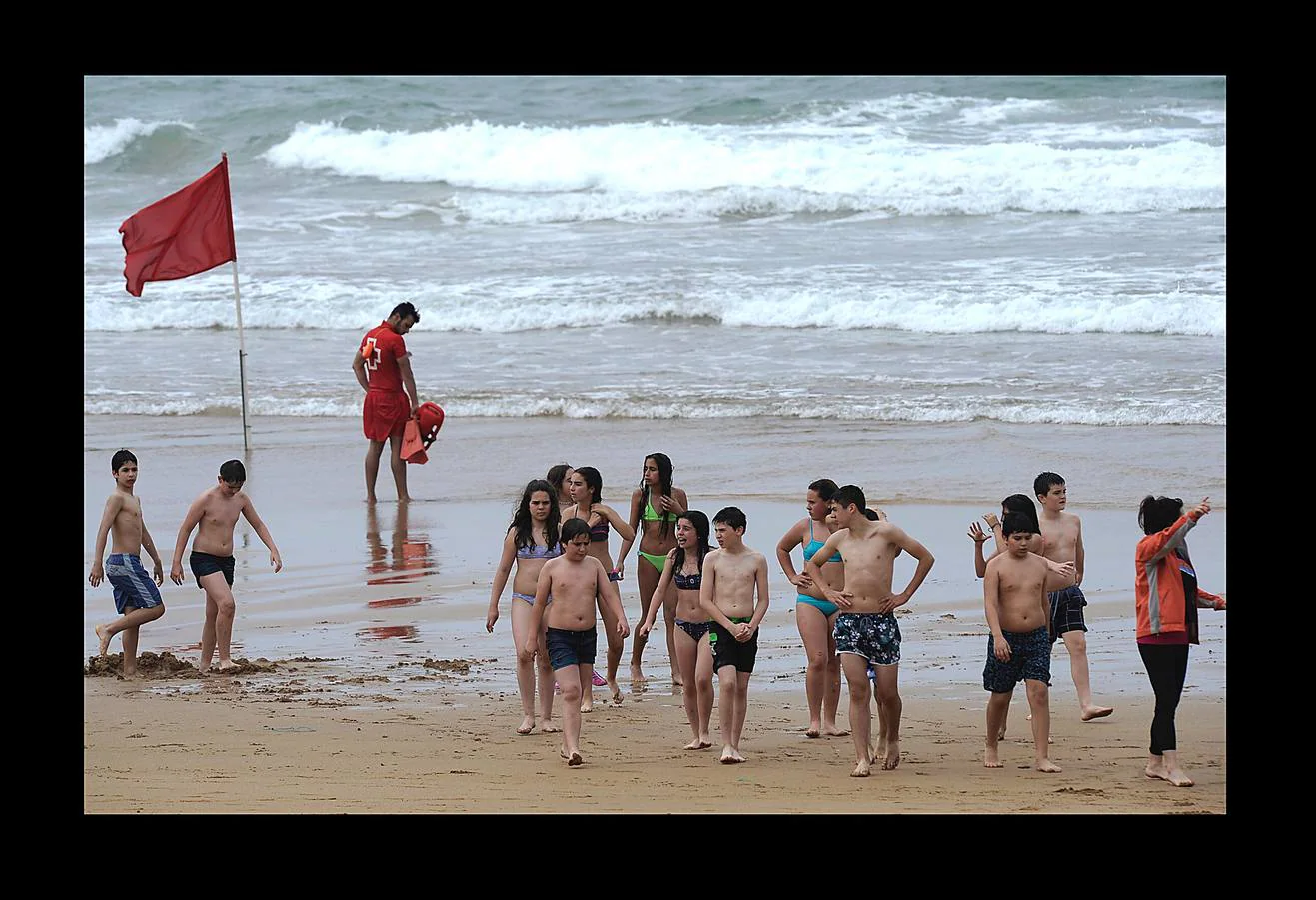 El sol ha brillado por su ausencia, pero la playa de Ereaga ha contado con varias decenas de bañistas este jueves