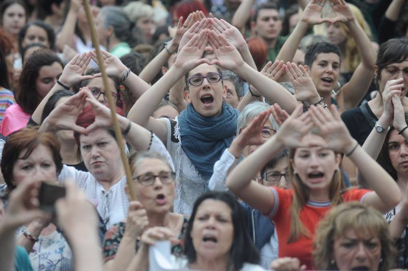 Bilbao y Vitoria han acogido dos protestas multitudinarias en la Plaza Unamuno y en la Virgen Blanca