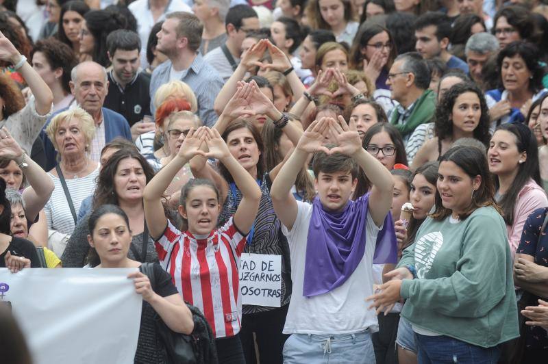 Bilbao y Vitoria han acogido dos protestas multitudinarias en la Plaza Unamuno y en la Virgen Blanca