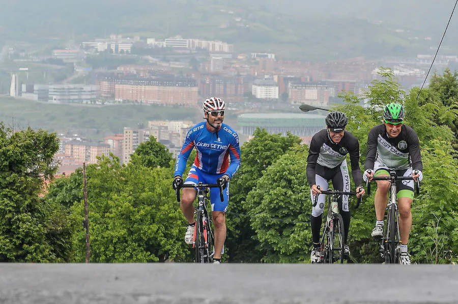 El itinerario en bicicleta, que hace competencia al centenario trazado del funicular, en compañía del exfutbolista rojiblanco.