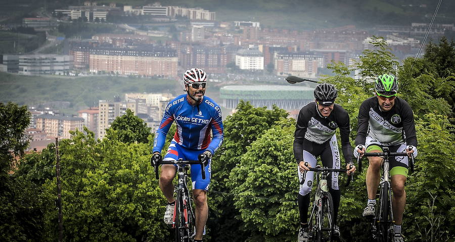 El itinerario en bicicleta, que hace competencia al centenario trazado del funicular, en compañía del exfutbolista rojiblanco.