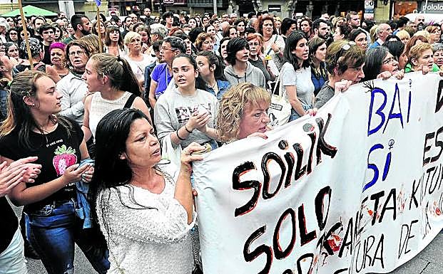 Una protesta feminista improvisada llenó la plaza de Unamuno en Bilbao.
