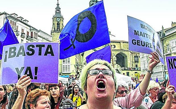 Miles de mujeres se concentraron en Vitoria.