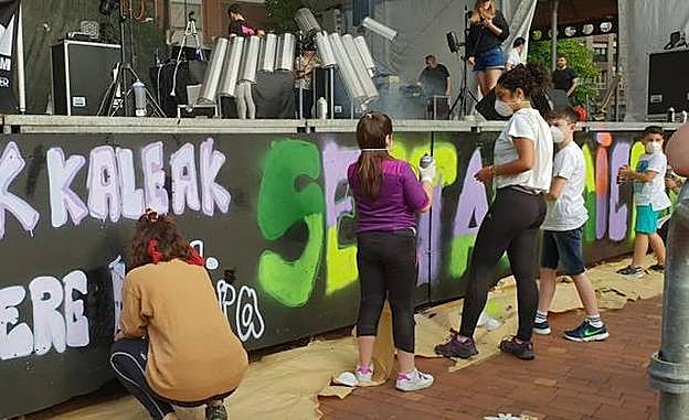 Varios niños se afanaban en colorear las letras durante su turno. 