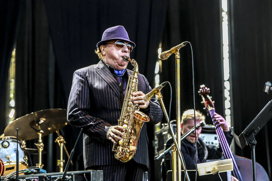 El cantante y saxofonista norirlandés Van Morrison, durante su actuación en el festival Azkena Rock de Vitoria