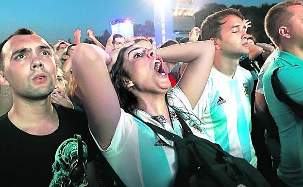 Aficionados argentinos muestran su desolación mientras presencian el partido ante Croacia en pantallas instaladas en las calles de Moscú.