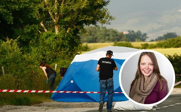 La comitiva judicial analiza el lugar donde apareció el cuerpo de la joven alemana.