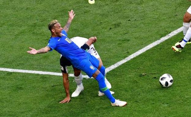 Neymar en la jugada del penalti anulado por el VAR.