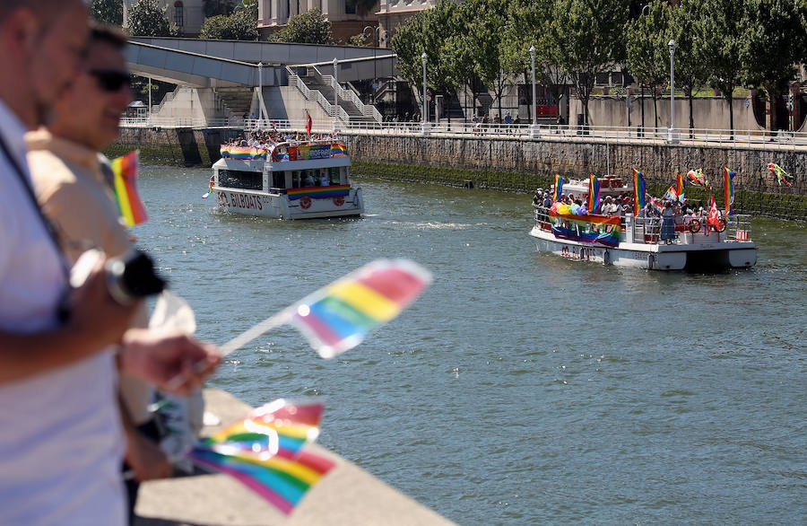 Rojo, naranja, amarillo, verde, azul y violeta. Los colores que forman la bandera del orgullo LGTB han inundado este sábado la ría de Bilbao. ¿El motivo? La celebración de la cuarta edición del Bilbao Bizkaia Pride. 