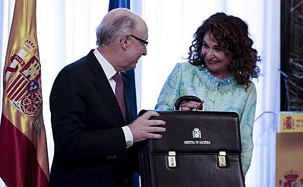 Cristóbal Montoro entrega la cartera a María Jesús Montero.