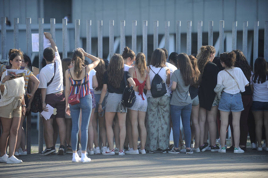 Fotos: Largas colas para el concierto de OT en el BEC