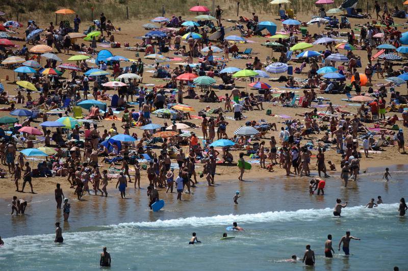 Las temperaturas, que en el interior han alcanzado los 30 grados y en la costa se han suavizado por la brisa, han aminado a los vizcaínos a acudir a los arenales