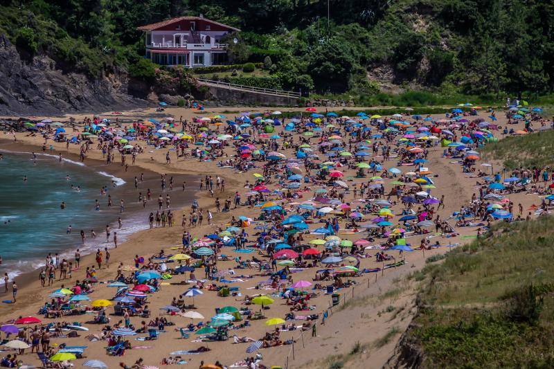 Las temperaturas, que en el interior han alcanzado los 30 grados y en la costa se han suavizado por la brisa, han aminado a los vizcaínos a acudir a los arenales