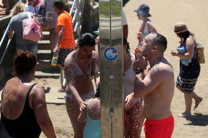 Las temperaturas, que en el interior han alcanzado los 30 grados y en la costa se han suavizado por la brisa, han aminado a los vizcaínos a acudir a los arenales