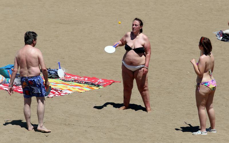 Las temperaturas, que en el interior han alcanzado los 30 grados y en la costa se han suavizado por la brisa, han aminado a los vizcaínos a acudir a los arenales