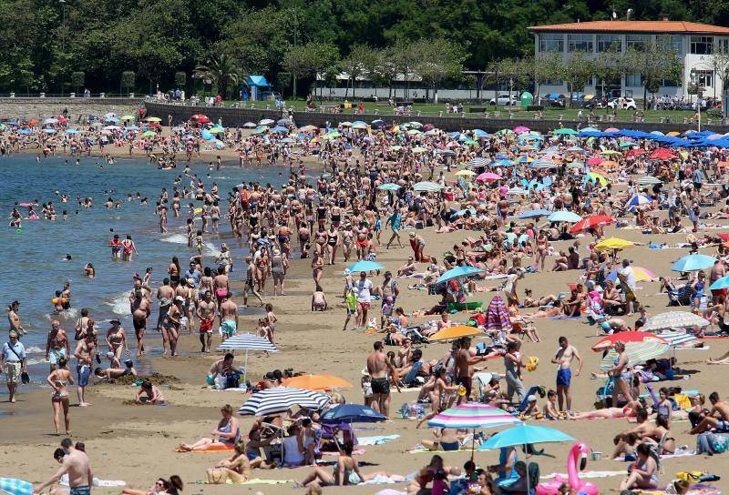 Las temperaturas, que en el interior han alcanzado los 30 grados y en la costa se han suavizado por la brisa, han aminado a los vizcaínos a acudir a los arenales