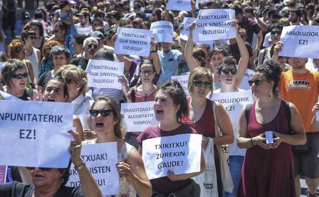 Los manifestantes recorrieron varias calles de Algorta para concienciar de esta lacra social.