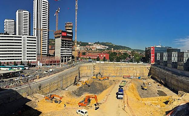 El gran agujero que acogerá la nueva Termibus. Una vez acabada, la torre de Rogers se alzará en el espacio que hoy ocupa la estación provisional.