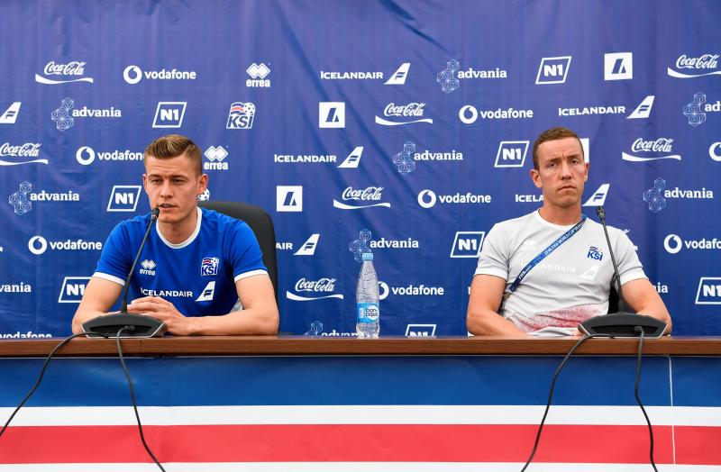 El portero Hannes Halldorsson y Alfred Finnbogason, en rueda de prensa.