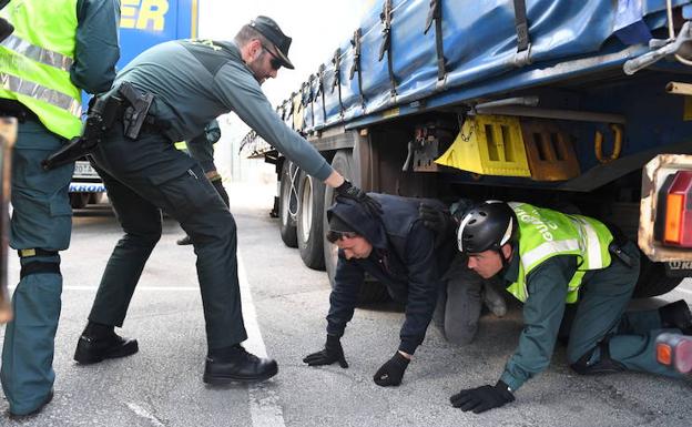 Agentes sacan a un polizón en el puerto de Santurtzi.