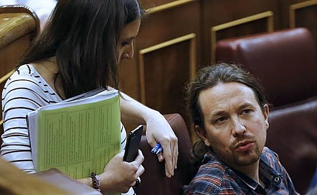 Montero e Iglesias durante el debate sobre la eutanasia.