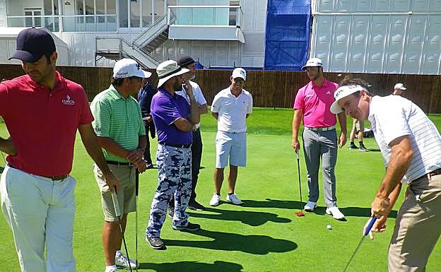 Mientras Fernázdez-Castaño practica con el putter, Rahm y otros jugadores bromean sobre la apuesta que promete brindar momentos estelares.