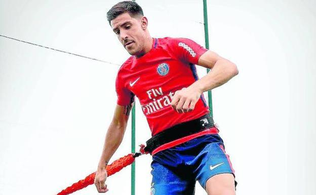 Berchiche hace ejercicios de fuerza con sus compañeros del PSG. 