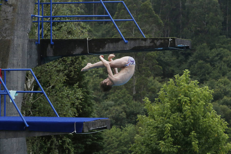 Fotos: Los clavadistas de Red Bull, en las piscinas de Martiartu