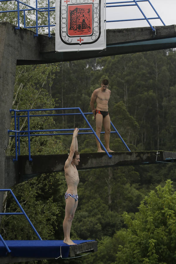 Fotos: Los clavadistas de Red Bull, en las piscinas de Martiartu