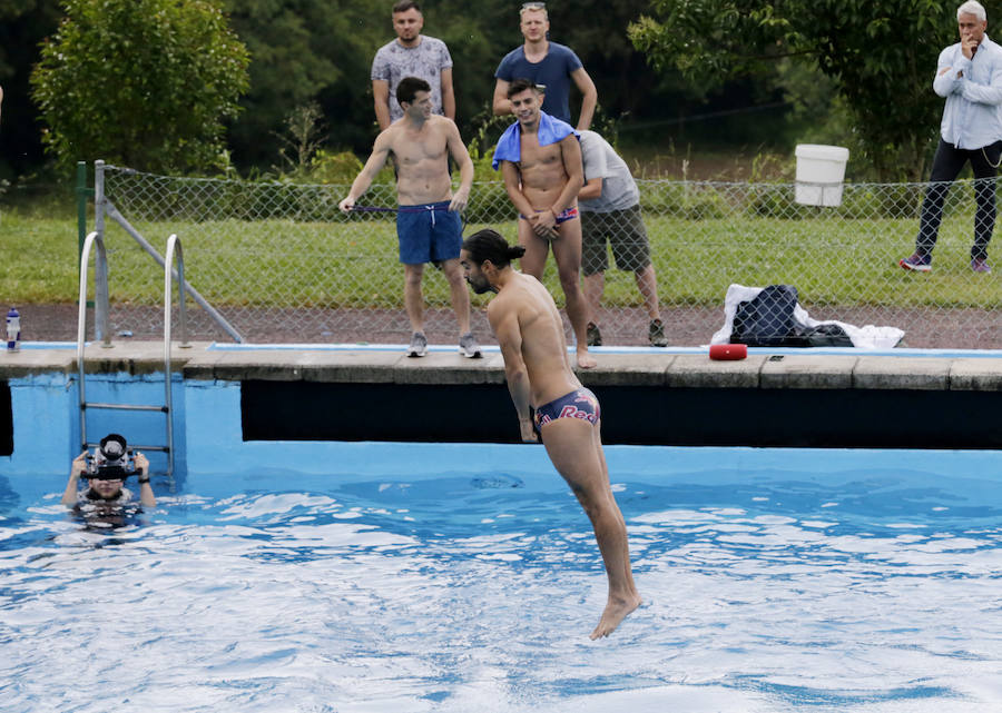 Fotos: Los clavadistas de Red Bull, en las piscinas de Martiartu