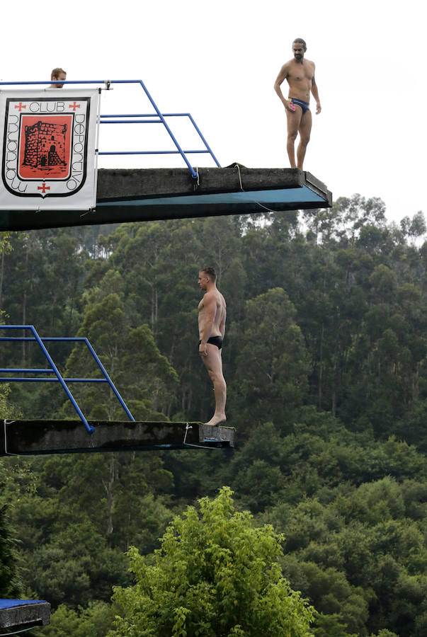 Fotos: Los clavadistas de Red Bull, en las piscinas de Martiartu