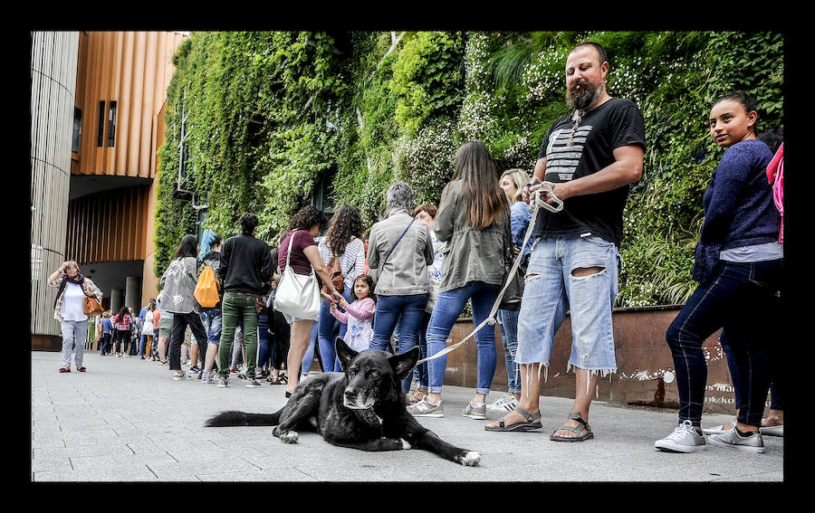 Alrededor de un millar de personas guarda cola en el Palacio Europa para participar como figurantes en la adaptación cinematográfica de 'El silencio de la Ciudad Blanca'