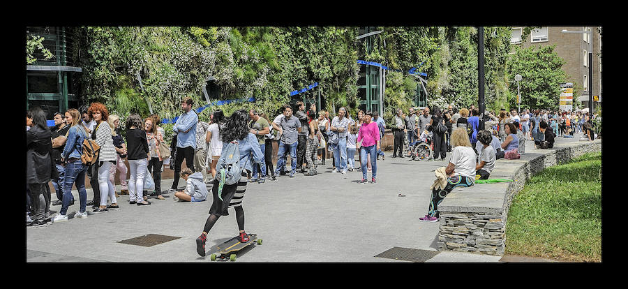 Alrededor de un millar de personas guarda cola en el Palacio Europa para participar como figurantes en la adaptación cinematográfica de 'El silencio de la Ciudad Blanca'