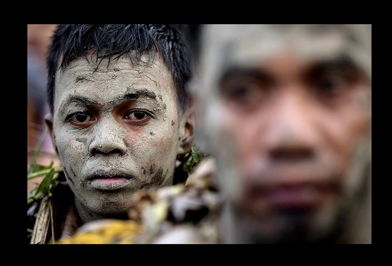 En Nueva Écjia, una provincia de Filipinas al norte de Manila, los devotos de San Juan Bautista celebran a su santo patrón de una manera única. Hombres, mujeres y niños se transforman en «taong putik» («gentes de barro») y cubren y adornan sus cuerpos con barro y hojas secas de plátano y coco, para crear unas singulares vestimentas en homenaje al santo, el único cuyo nacimiento se celebra en la liturgia cristiana. Los fieles van de casa en casa pidiendo velas o limosnas para comprarlas y, después, tras los agradecimientos y súplicas en la iglesia, las prenden y se unen en procesión.