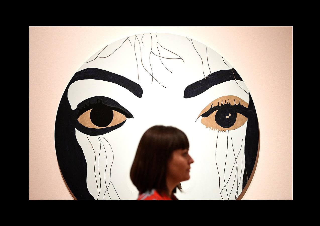 Desde que Andy Warhol utilizó por primera vez su imagen en 1982, Michael Jackson se ha convertido en la figura cultural más representada en el arte visual por una extraordinaria variedad de artistas. La exposición Michael Jackson «On the Wall» de la National Portrait Gallery de Londres reúne obras de más de cuarenta artistas, procedentes de colecciones públicas y privadas, e incluye piezas nuevas realizadas para la exposición. El rey del pop es una de las figuras más influyentes del siglo XX y su importancia es reconocida en videos, coreografías y moda, pero su importancia en el arte contemporáneo es una historia no contada. Hasta ahora.