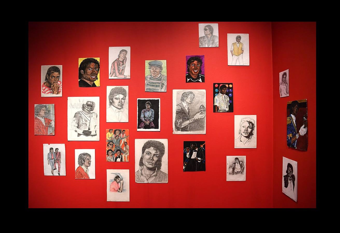 Desde que Andy Warhol utilizó por primera vez su imagen en 1982, Michael Jackson se ha convertido en la figura cultural más representada en el arte visual por una extraordinaria variedad de artistas. La exposición Michael Jackson «On the Wall» de la National Portrait Gallery de Londres reúne obras de más de cuarenta artistas, procedentes de colecciones públicas y privadas, e incluye piezas nuevas realizadas para la exposición. El rey del pop es una de las figuras más influyentes del siglo XX y su importancia es reconocida en videos, coreografías y moda, pero su importancia en el arte contemporáneo es una historia no contada. Hasta ahora.