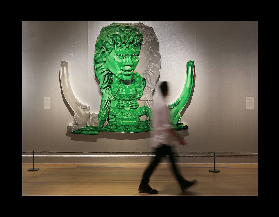 Desde que Andy Warhol utilizó por primera vez su imagen en 1982, Michael Jackson se ha convertido en la figura cultural más representada en el arte visual por una extraordinaria variedad de artistas. La exposición Michael Jackson «On the Wall» de la National Portrait Gallery de Londres reúne obras de más de cuarenta artistas, procedentes de colecciones públicas y privadas, e incluye piezas nuevas realizadas para la exposición. El rey del pop es una de las figuras más influyentes del siglo XX y su importancia es reconocida en videos, coreografías y moda, pero su importancia en el arte contemporáneo es una historia no contada. Hasta ahora.