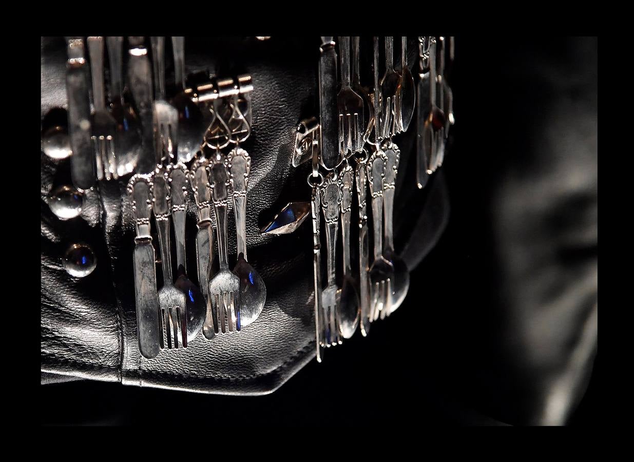 Desde que Andy Warhol utilizó por primera vez su imagen en 1982, Michael Jackson se ha convertido en la figura cultural más representada en el arte visual por una extraordinaria variedad de artistas. La exposición Michael Jackson «On the Wall» de la National Portrait Gallery de Londres reúne obras de más de cuarenta artistas, procedentes de colecciones públicas y privadas, e incluye piezas nuevas realizadas para la exposición. El rey del pop es una de las figuras más influyentes del siglo XX y su importancia es reconocida en videos, coreografías y moda, pero su importancia en el arte contemporáneo es una historia no contada. Hasta ahora.