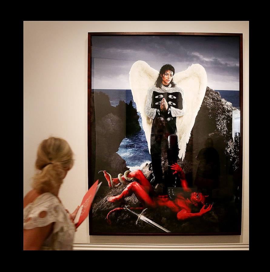 Desde que Andy Warhol utilizó por primera vez su imagen en 1982, Michael Jackson se ha convertido en la figura cultural más representada en el arte visual por una extraordinaria variedad de artistas. La exposición Michael Jackson «On the Wall» de la National Portrait Gallery de Londres reúne obras de más de cuarenta artistas, procedentes de colecciones públicas y privadas, e incluye piezas nuevas realizadas para la exposición. El rey del pop es una de las figuras más influyentes del siglo XX y su importancia es reconocida en videos, coreografías y moda, pero su importancia en el arte contemporáneo es una historia no contada. Hasta ahora.