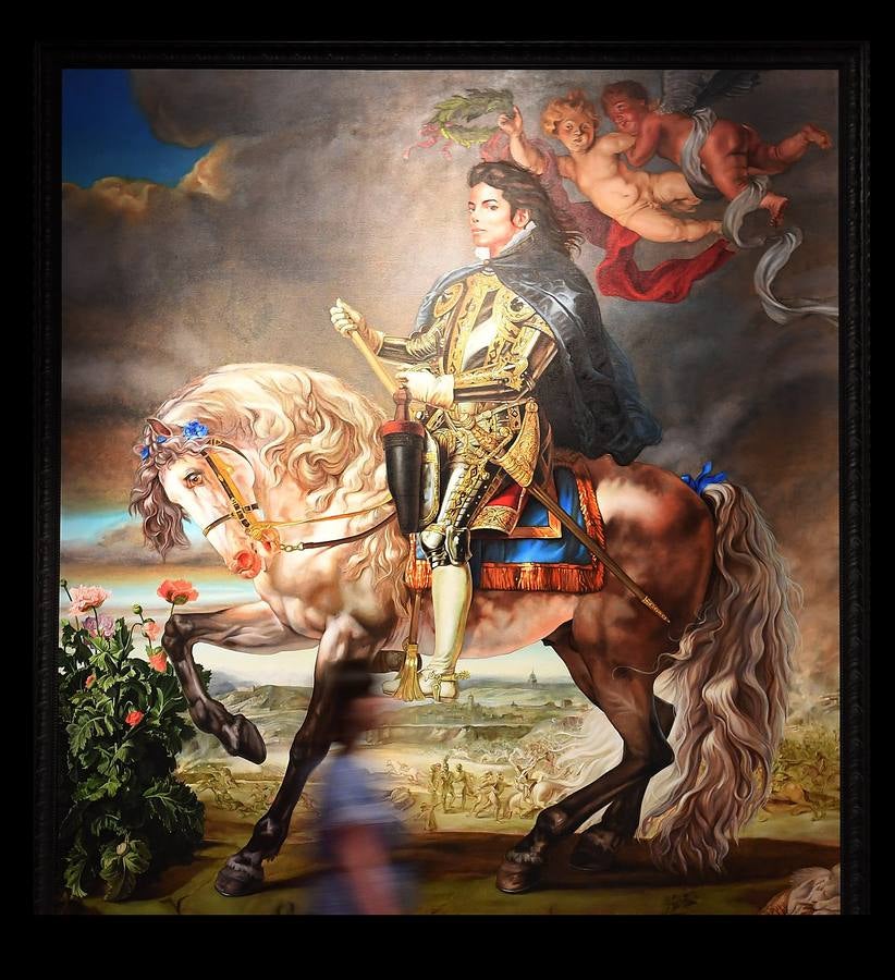 Desde que Andy Warhol utilizó por primera vez su imagen en 1982, Michael Jackson se ha convertido en la figura cultural más representada en el arte visual por una extraordinaria variedad de artistas. La exposición Michael Jackson «On the Wall» de la National Portrait Gallery de Londres reúne obras de más de cuarenta artistas, procedentes de colecciones públicas y privadas, e incluye piezas nuevas realizadas para la exposición. El rey del pop es una de las figuras más influyentes del siglo XX y su importancia es reconocida en videos, coreografías y moda, pero su importancia en el arte contemporáneo es una historia no contada. Hasta ahora.