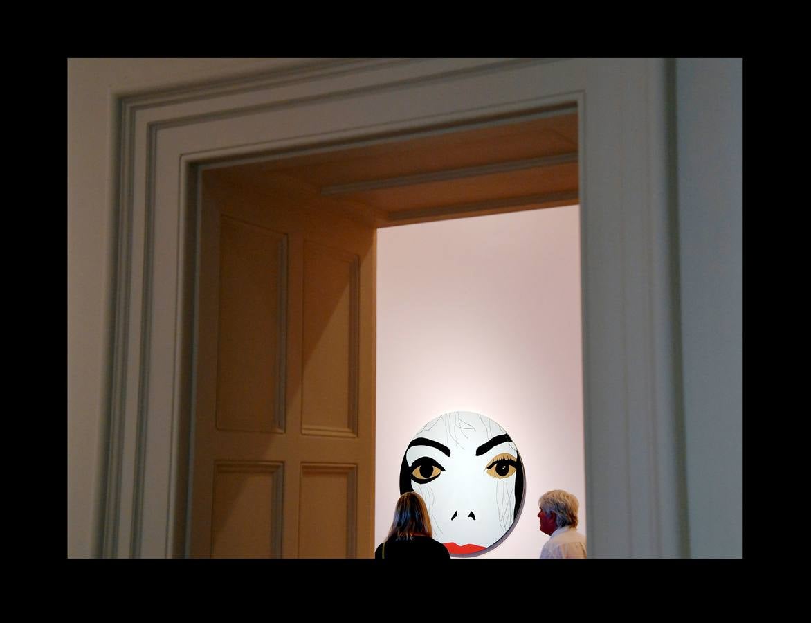 Desde que Andy Warhol utilizó por primera vez su imagen en 1982, Michael Jackson se ha convertido en la figura cultural más representada en el arte visual por una extraordinaria variedad de artistas. La exposición Michael Jackson «On the Wall» de la National Portrait Gallery de Londres reúne obras de más de cuarenta artistas, procedentes de colecciones públicas y privadas, e incluye piezas nuevas realizadas para la exposición. El rey del pop es una de las figuras más influyentes del siglo XX y su importancia es reconocida en videos, coreografías y moda, pero su importancia en el arte contemporáneo es una historia no contada. Hasta ahora.