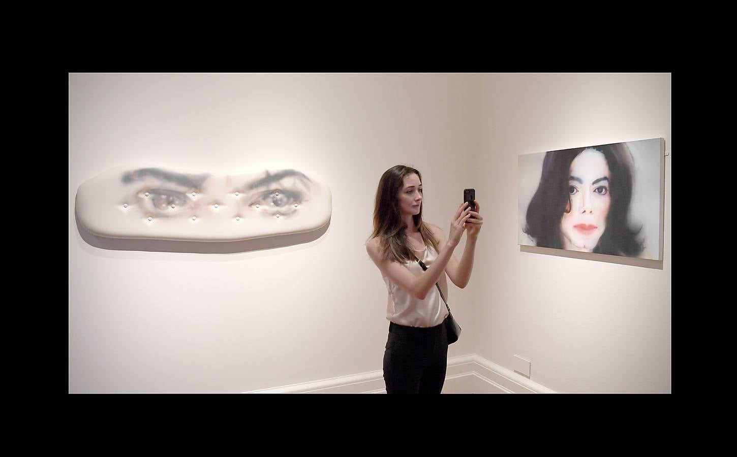 Desde que Andy Warhol utilizó por primera vez su imagen en 1982, Michael Jackson se ha convertido en la figura cultural más representada en el arte visual por una extraordinaria variedad de artistas. La exposición Michael Jackson «On the Wall» de la National Portrait Gallery de Londres reúne obras de más de cuarenta artistas, procedentes de colecciones públicas y privadas, e incluye piezas nuevas realizadas para la exposición. El rey del pop es una de las figuras más influyentes del siglo XX y su importancia es reconocida en videos, coreografías y moda, pero su importancia en el arte contemporáneo es una historia no contada. Hasta ahora.